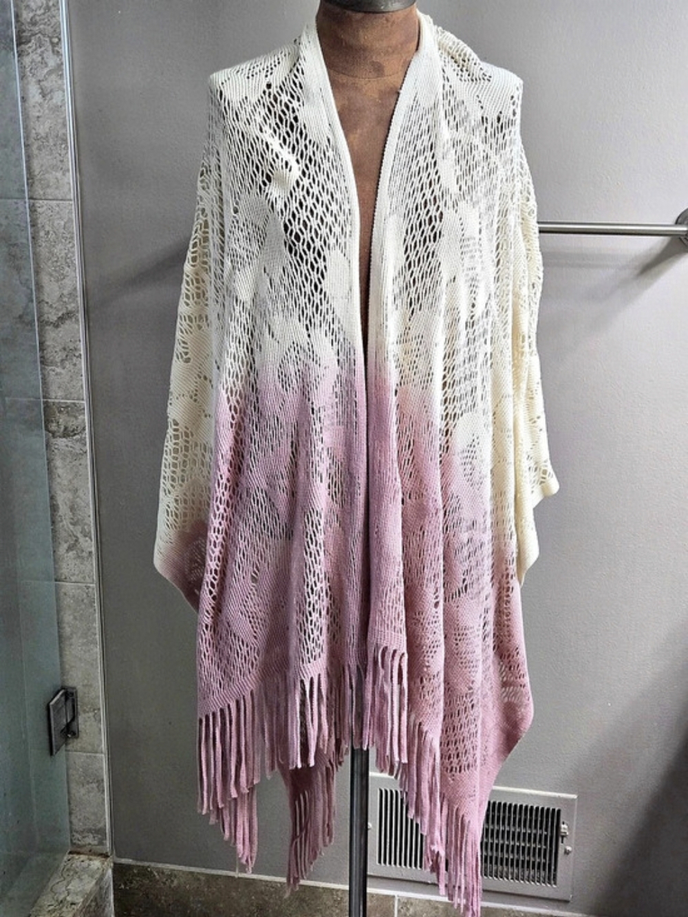 NWOT Ladies O/S Cream & Coral Ombre Crocheted Blanket Ponch/Kimono W/ Fringe Hem